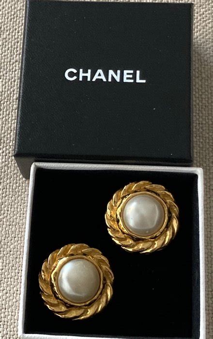 chanel oorbellen cc met parel